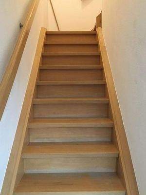 Holztreppe zum Dachgeschoss