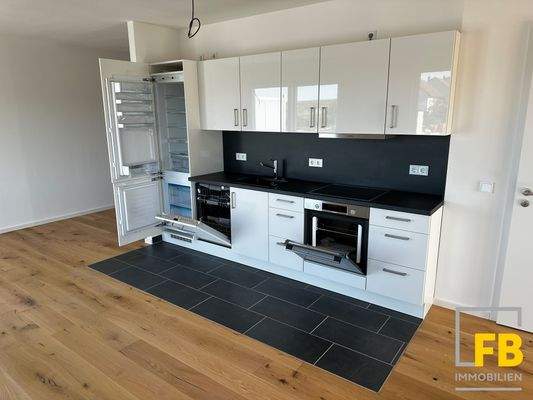 Moderne Einbauküche mit Markengeräten (inkludiert)