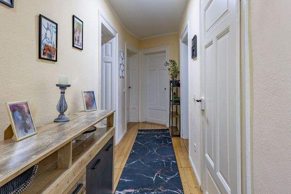 Wohnlicher Eingangsbereich mit dekorativen Kassettentüren | Wohnung im 2. Obergeschoss