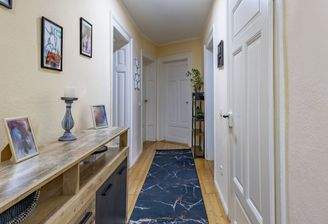 Wohnlicher Eingangsbereich mit dekorativen Kassettentüren | Wohnung im 2. Obergeschoss