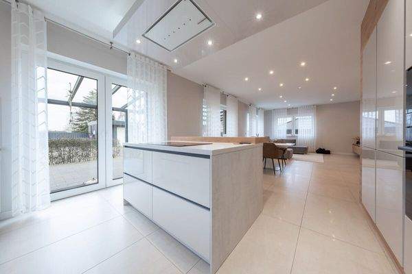 Küche mit Zugang zur Terrasse