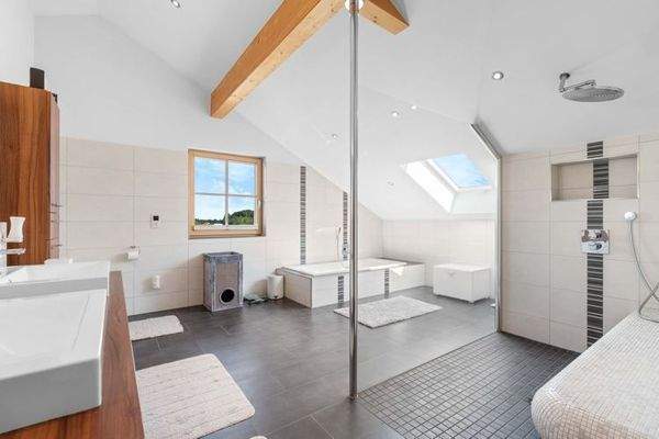 Bad im DG mit Badewanne und begehbarer Dusche