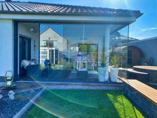 Wintergarten und rechts Fass-Sauna