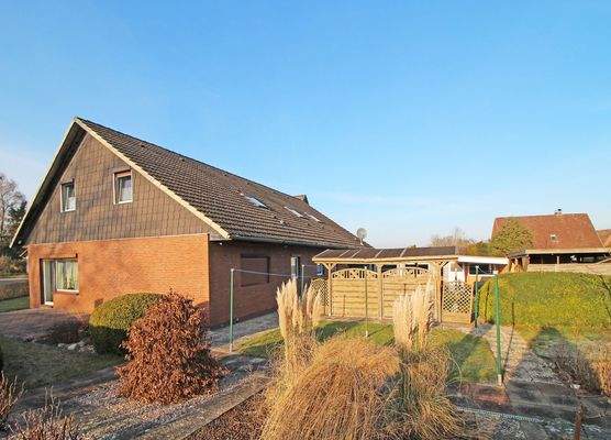 Giebelansicht mit Garten