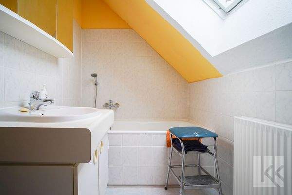 ...ein Badezimmer mit Badewanne