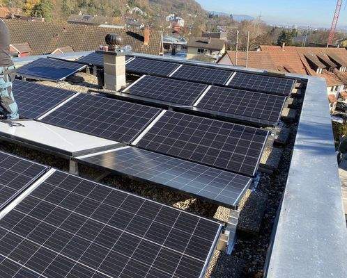 Dach mit Solarmodulen