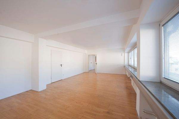 Leerer Büroraum mit Fenster