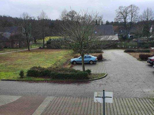 Grundstück + angrenzender Parkplatz.jpeg