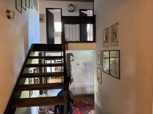 mit Aufgang zur oberen Etage im Split-Level-Haus