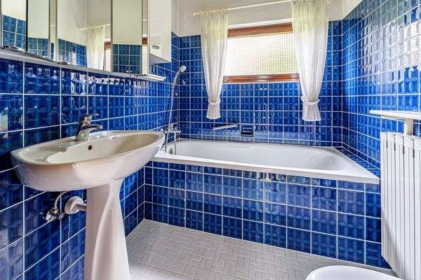 Badezimmer mit Badewanne