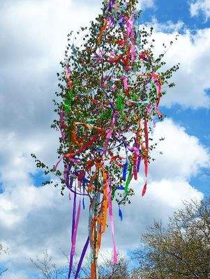 Gemeinsames Maibaumschmücken