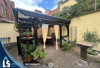 Überdachte Sitzgelegenheit im Innenhof