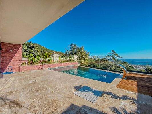 Sea-View Villa with Private Pool in Alanya Tepe
