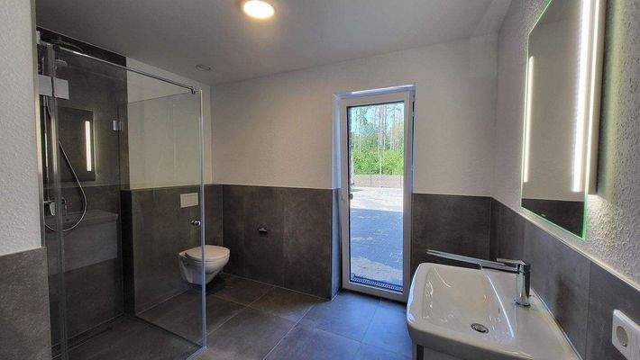 Bad mit  bodentiefer Glastür.jpg