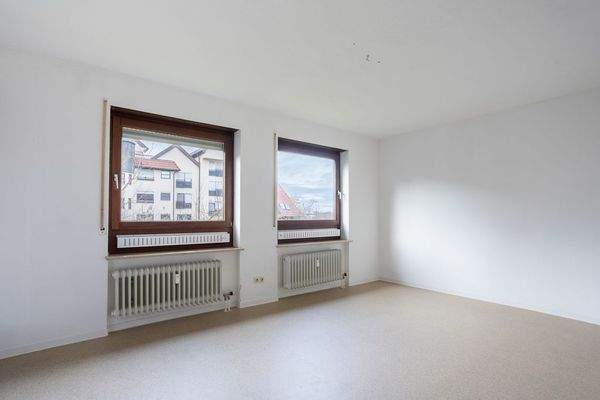 Wohnzimmer mit zwei Fenstern