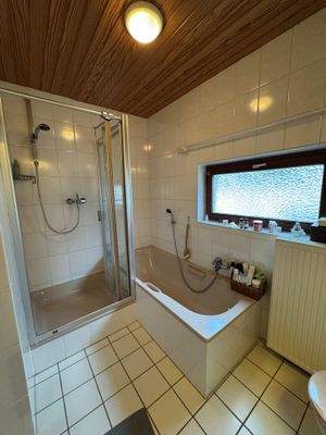 Dusche und Badewanne