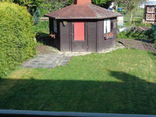 Garten mit Grillhütte