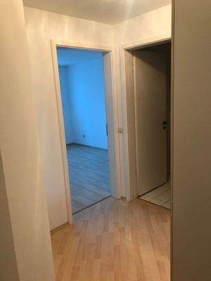 Flur Richtung Schlafzimmer und Bad.JPG