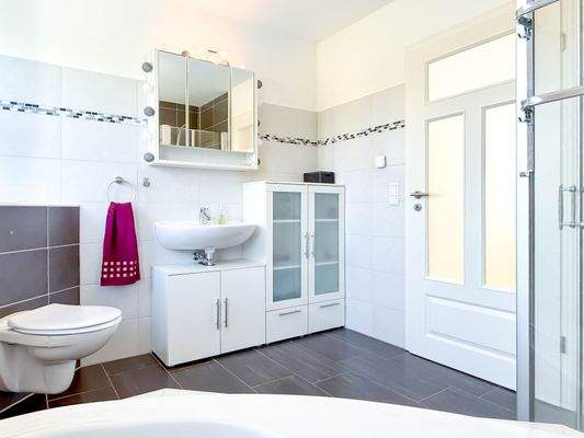 Badezimmer mit Badewanne und Dusche OG