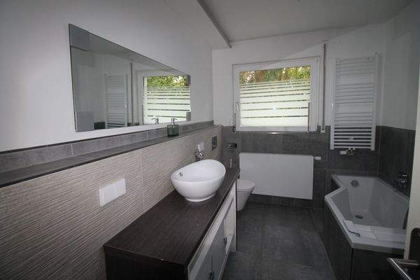 Neuwertiges Badezimmer der Einliegerwhg.JPG