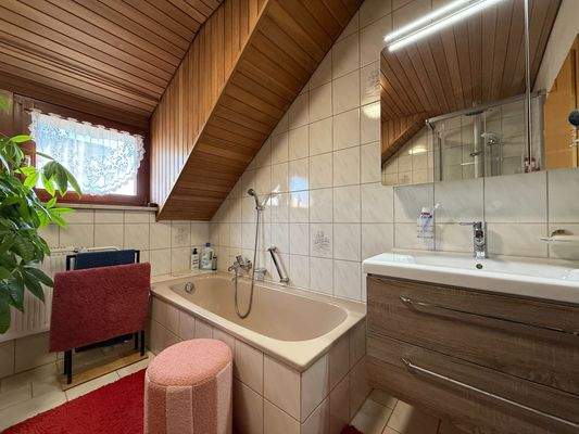 Badewanne, Waschbecken und Fenster