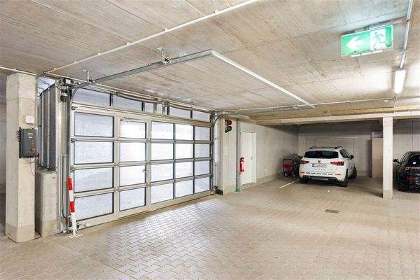 übergroßer TG Platz direkt an der Einfahrt