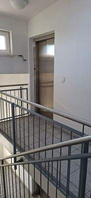 Fahrstuhl im Treppenhaus