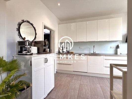 Eingang Küche (Links Vorratsraum mit Zugang nach draußen)