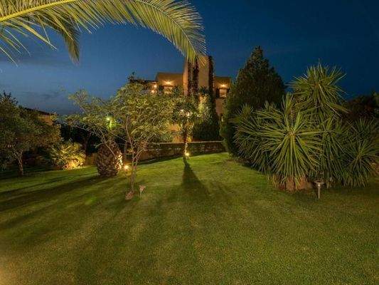 Kreta, Roussospiti: Einzigartige Villa mit separatem Apartment auf großem Grundstück mit Pool zu verkaufen