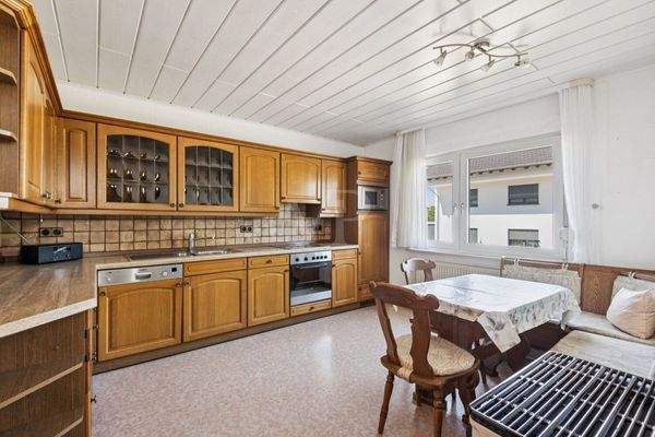 Landhausküche mit Geräten