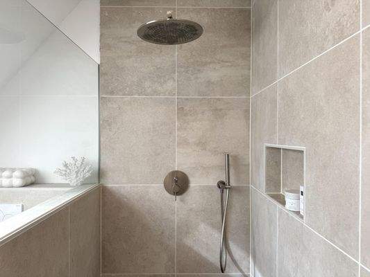 Begehbare Dusche mit Shampoo Nische
