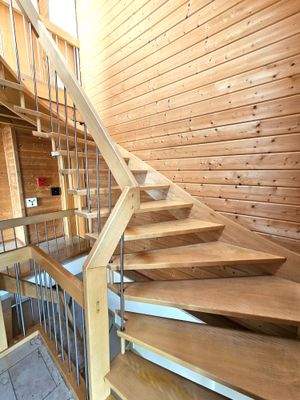 wunderschöne Holztreppe zur DG.jpg