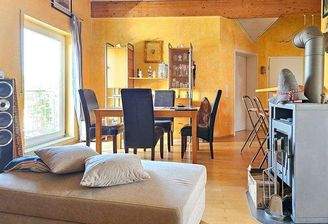 Offener Wohn- und Essbereich mit Zugang zur Loggia