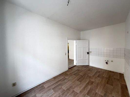 Leerer Raum mit Fliesenwand