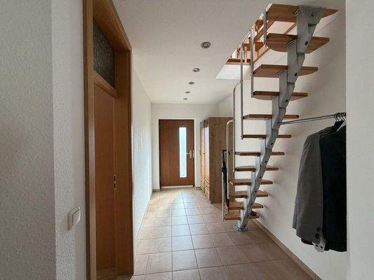 Flur mit Treppe zum Spitzboden