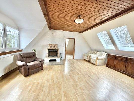 geräumiges Zimmer im Dachgeschoss