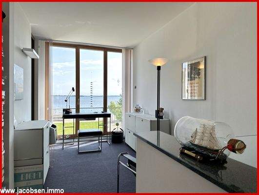 Arbeitsplatz im 2. OG mit Schleiblick