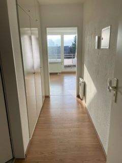 Flur mit Garderobe und Blick zum Wohnzimmer.jpg