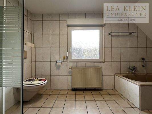 Bad mit Dusche und Wanne