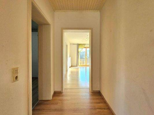 Flur - Türen zu Küche und Wohnzimmer