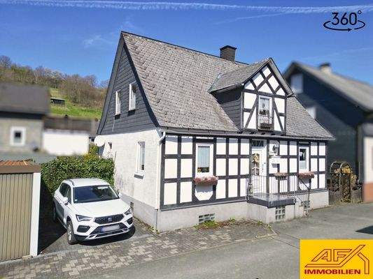 Einfamilienhaus mit Garage und Garten