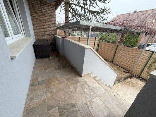 Zweite Terrasse, teilweise überdacht