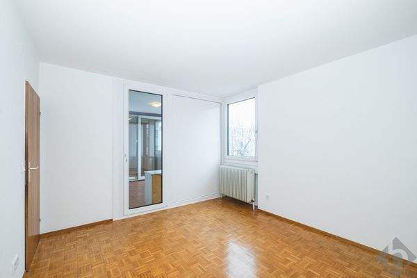 Schlafzimmer 1 mit Zugang zur Loggia