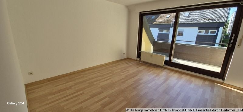 Wohnzimmer mit Südbalkon_compressed