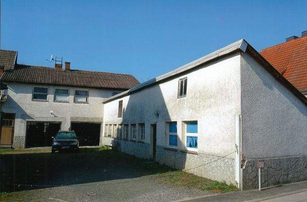 Hof mit Garagen und Wirtschaftsgebäude
