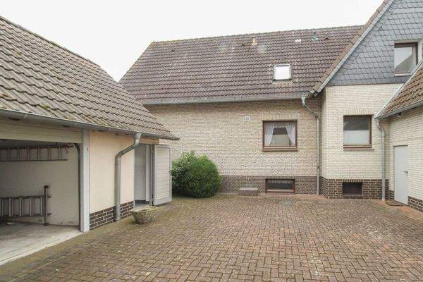 Innenhof mit 2. Garage