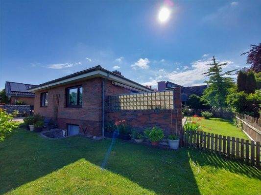 Ansicht vorne mit Windschutz der Terrasse