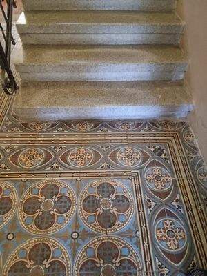 Ornamentkacheln im Treppenhaus