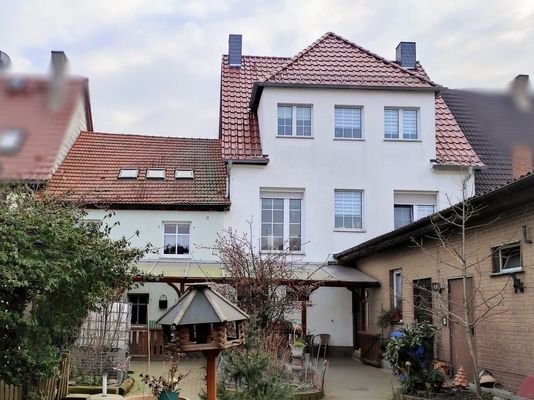 Blick vom Garten auf beide Objekte