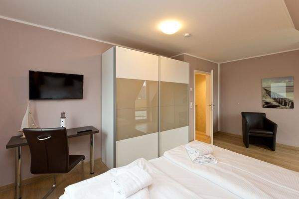 Schlafzimmer mit Balkon DG